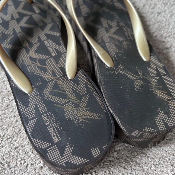 🔸Michael Kors Platform Flip Flops - Picture 6 of 12